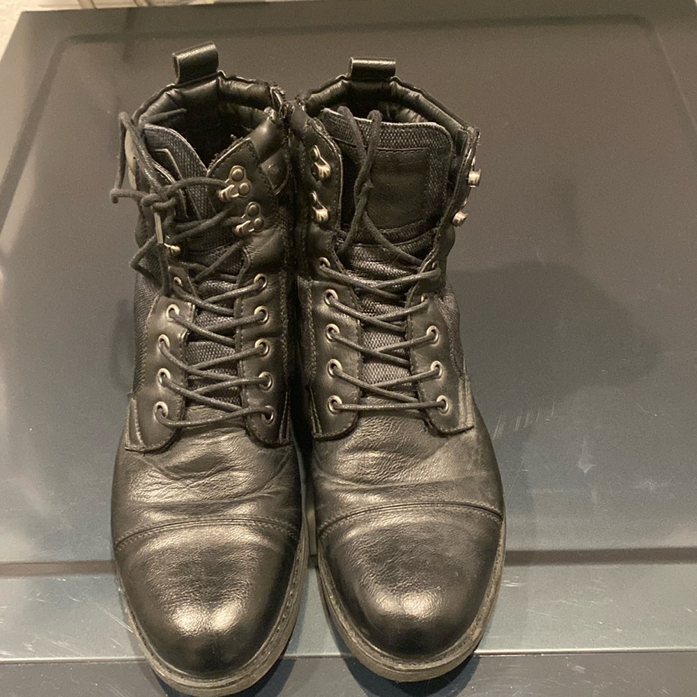J75 size 10 men’s leather & faux leather boots.